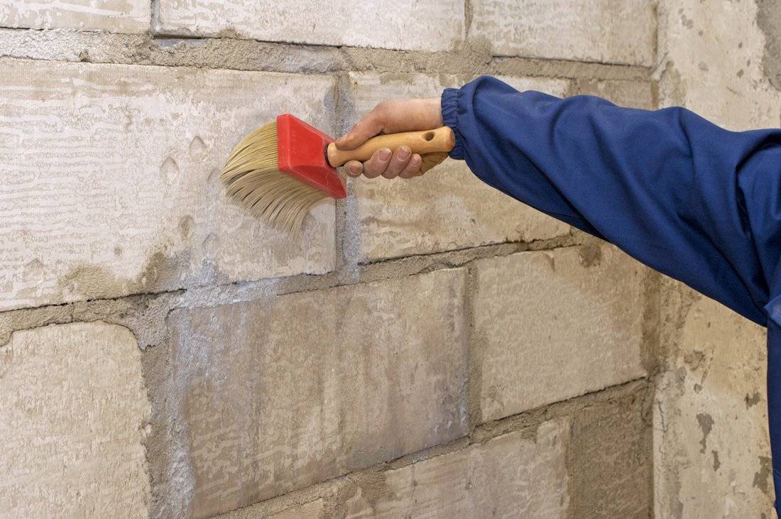 Грунтовка стен перед штукатуркой: нужно ли грунтовать, какую использовать?