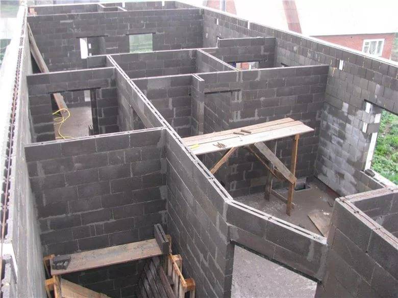 Строительство домов и бань, а также проекты домов из арболитовых блоков, особенности кладки стен и расчет материалов