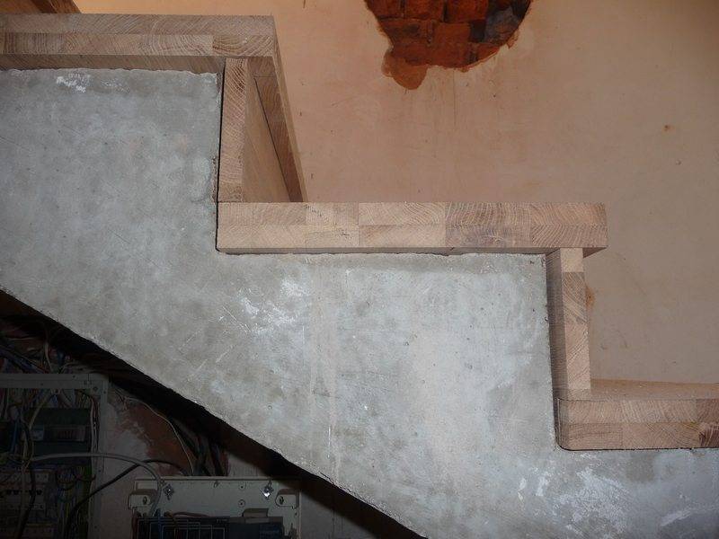 Облицовка бетонной лестницы деревом в частном доме