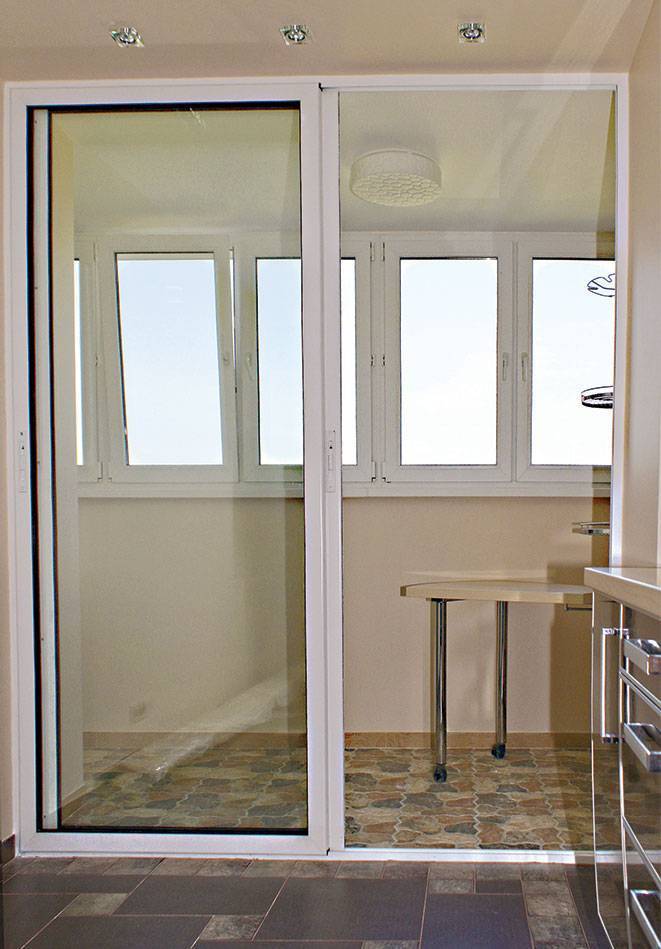 Французские окна на кухне с выходом на лоджию
