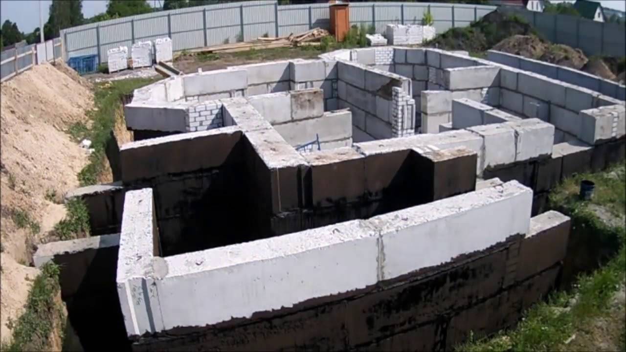 Строительство подпорной стены из блоков фбс