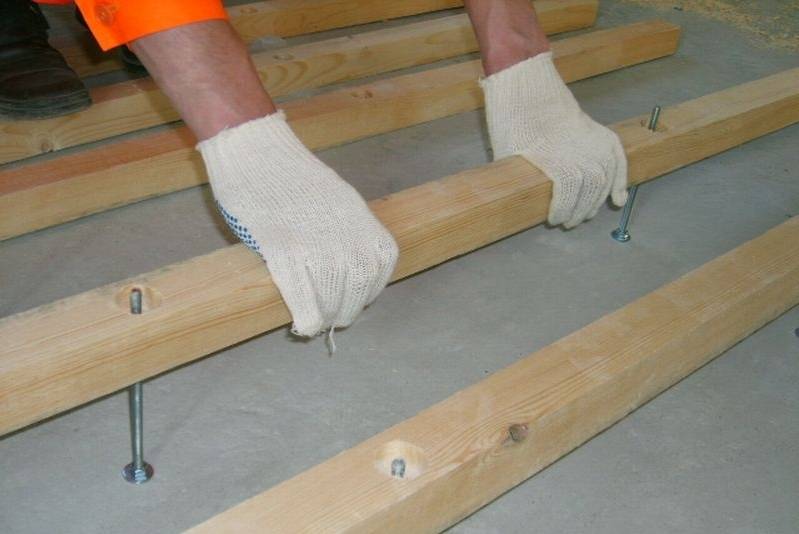 Как крепить лаги к бетонному полу на лоджии или балконе (фото и видео)