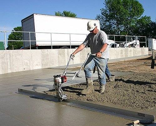 Как пользоваться виброрейкой для бетона?