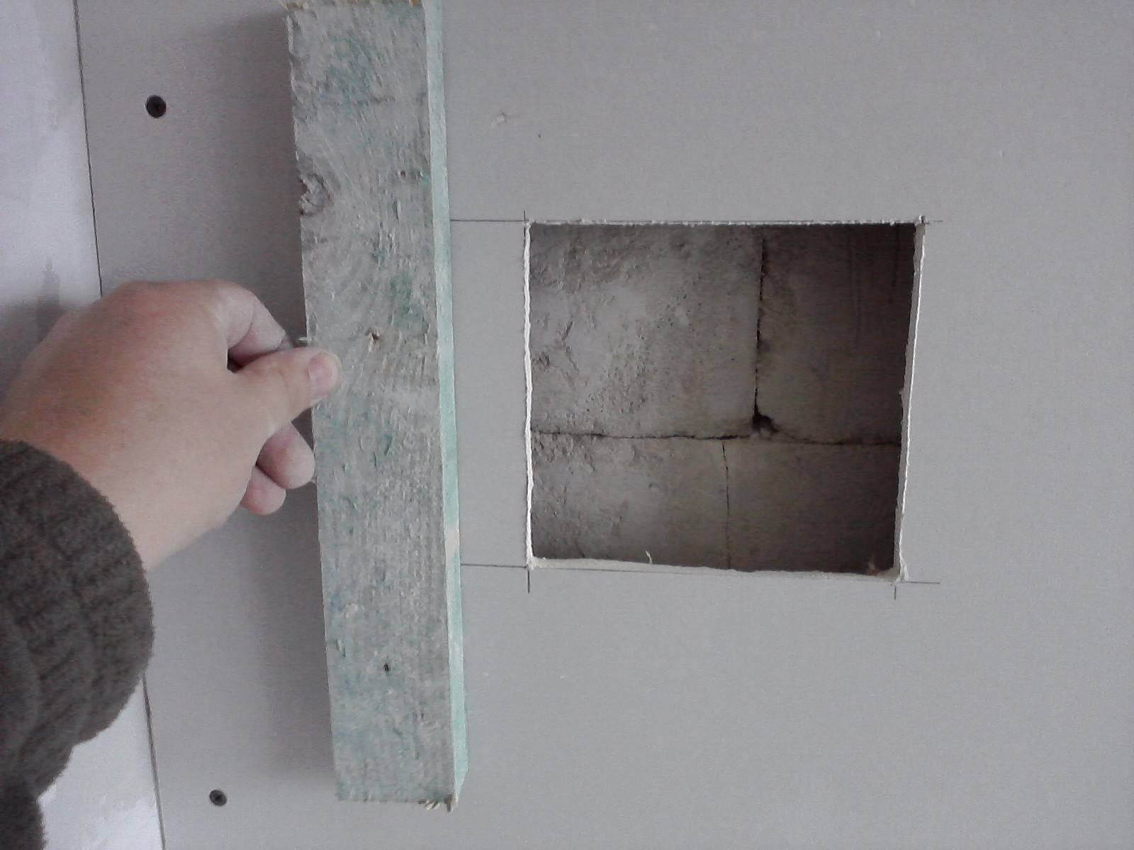 Восстановление повреждений в виде дырок в гипсокартоне на стене