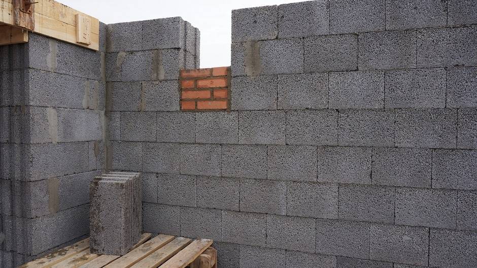 Дом из керамзитобетонных блоков: плюсы и минусы, как правильно строить
