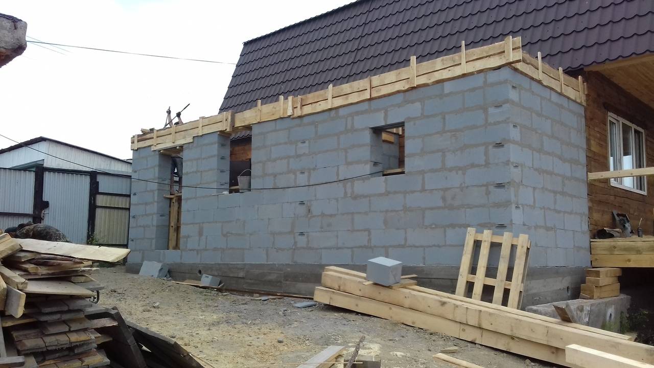 Пристройка к деревянному дому из пеноблоков: как сделать пристрой, крыша из газобетона, проекты из блоков