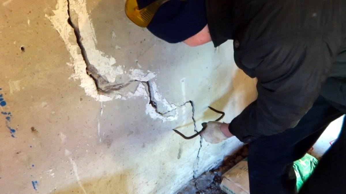 Как и чем заделать дыры в стене из бетона?
