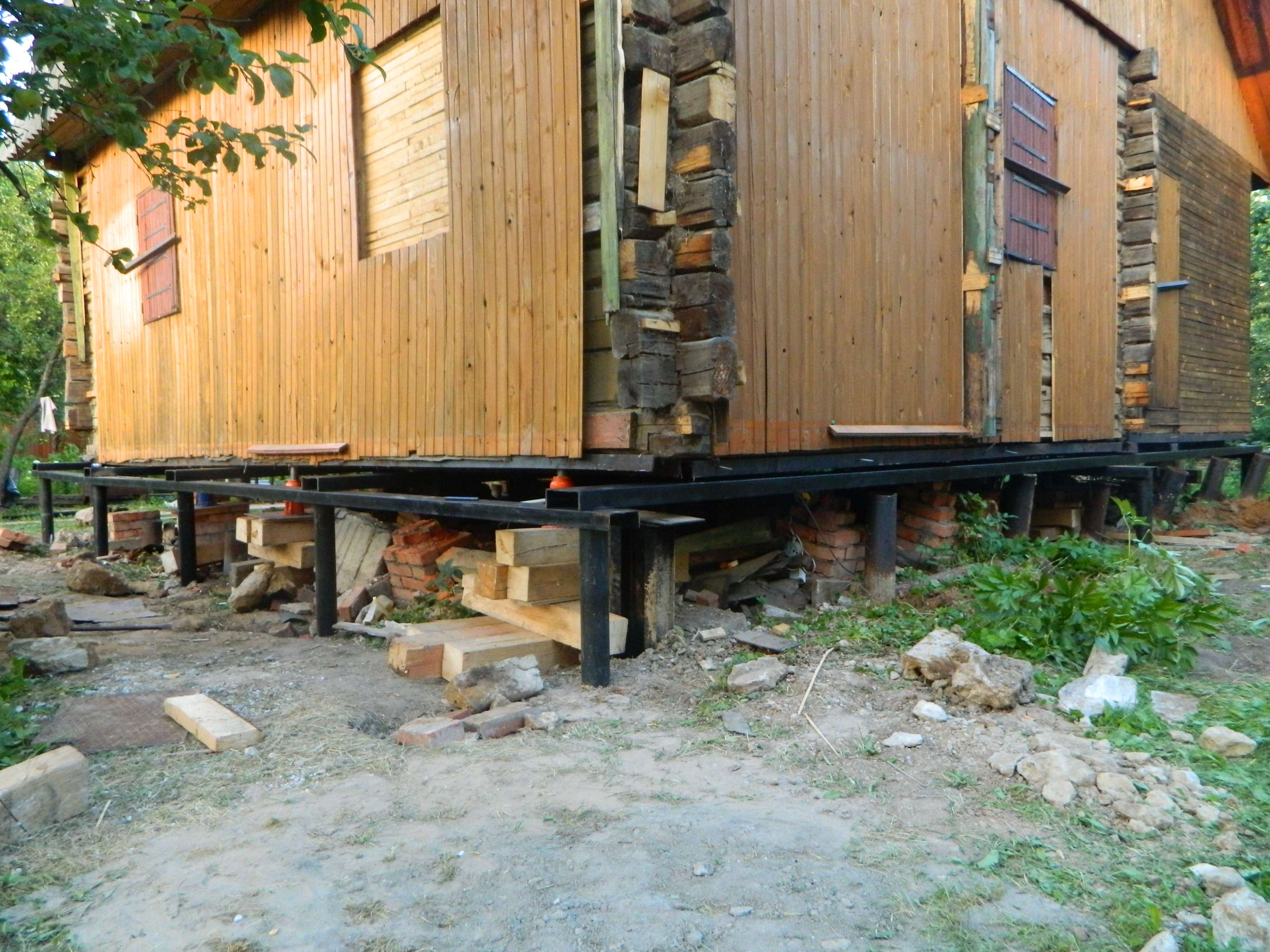 Замена и усиление фундамента под стоящим деревянным домом. демонтаж свайно-винтового фундамента