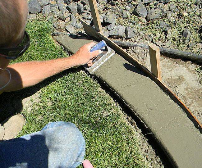 Виды бетонных бордюров, способ их изготовления