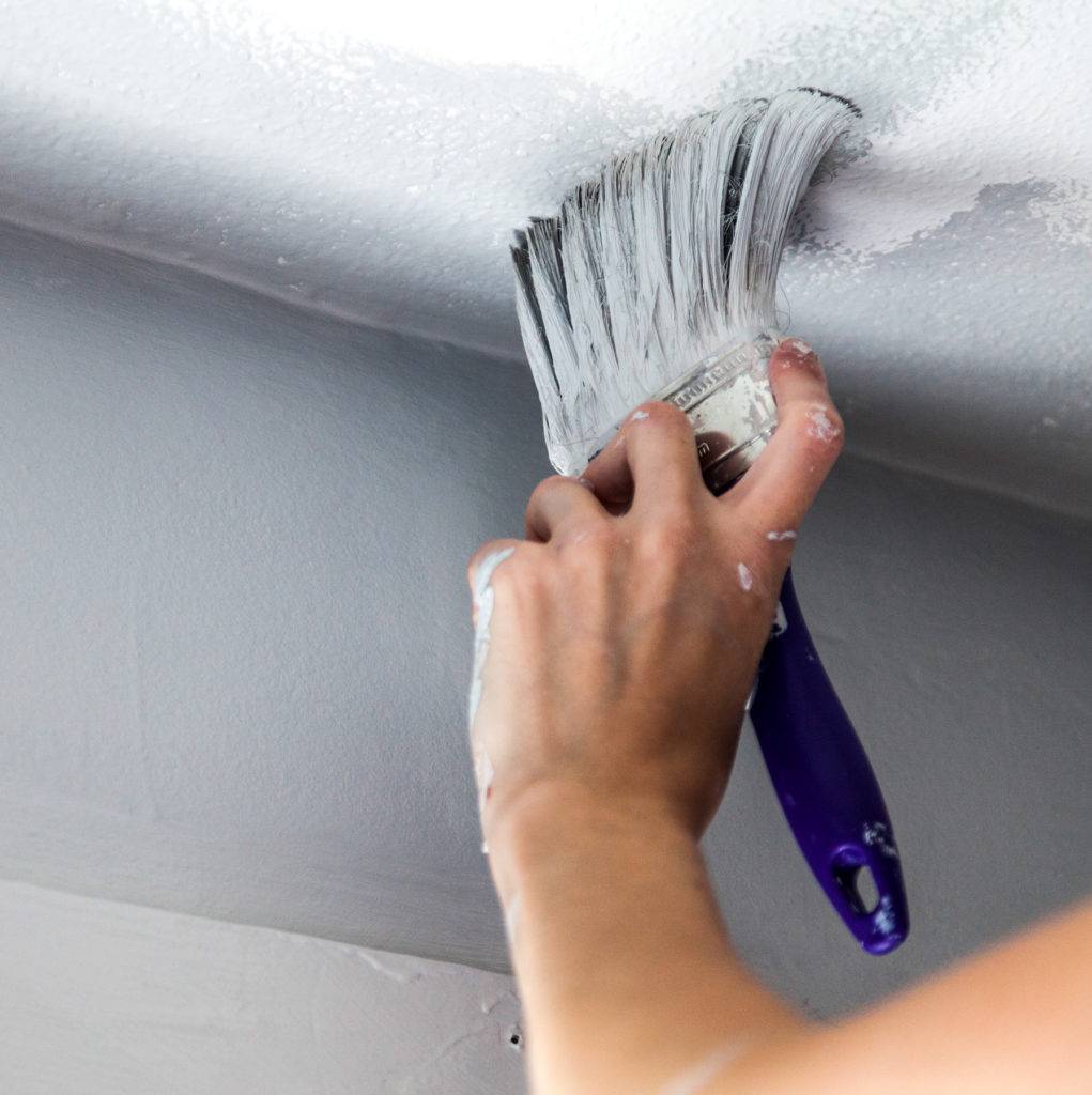 Покраска потолка водоэмульсионной краской по старой: как покрасить и подготовка