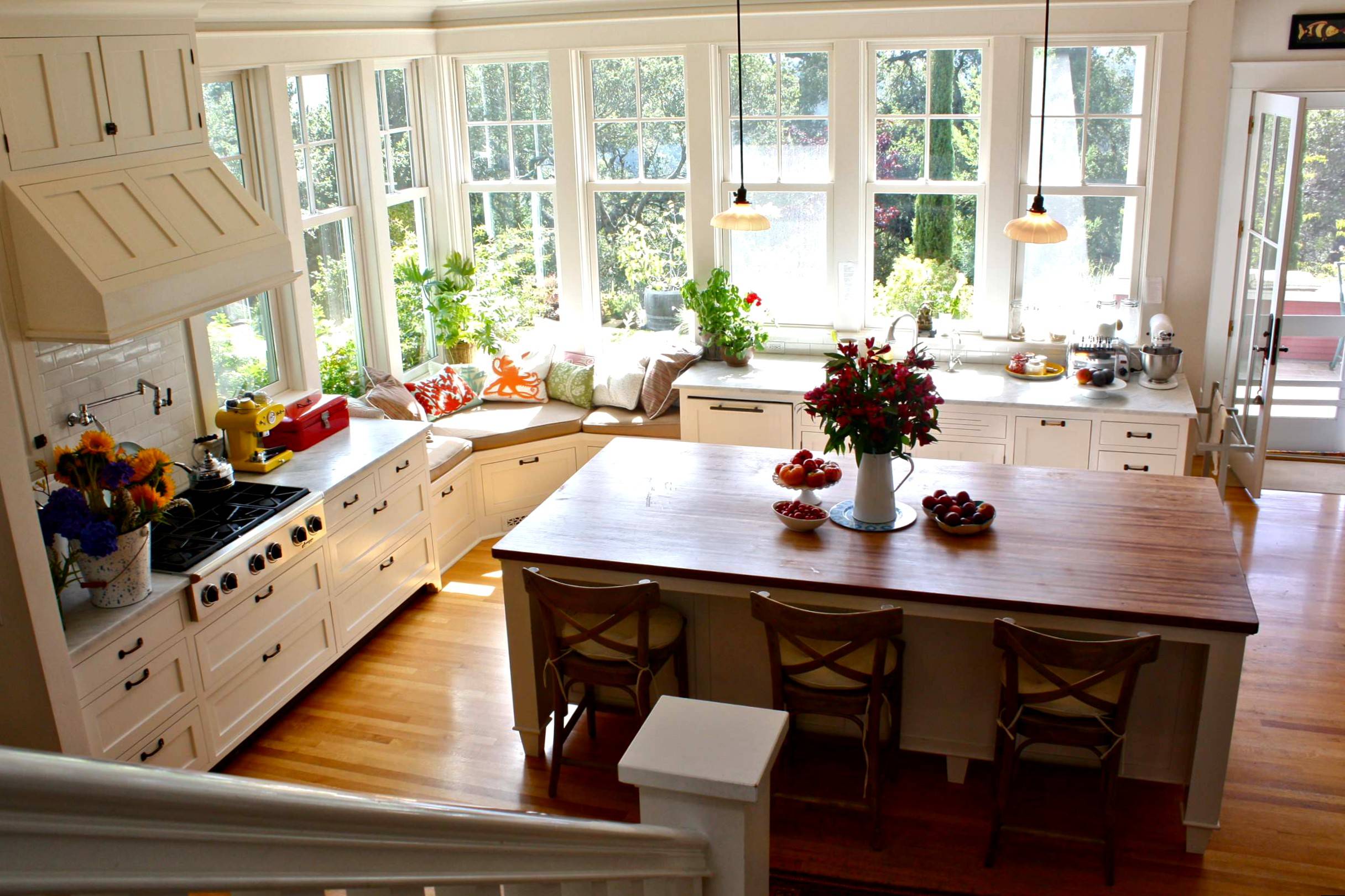 Какие бывают кухни с окном и как их лучше оформить