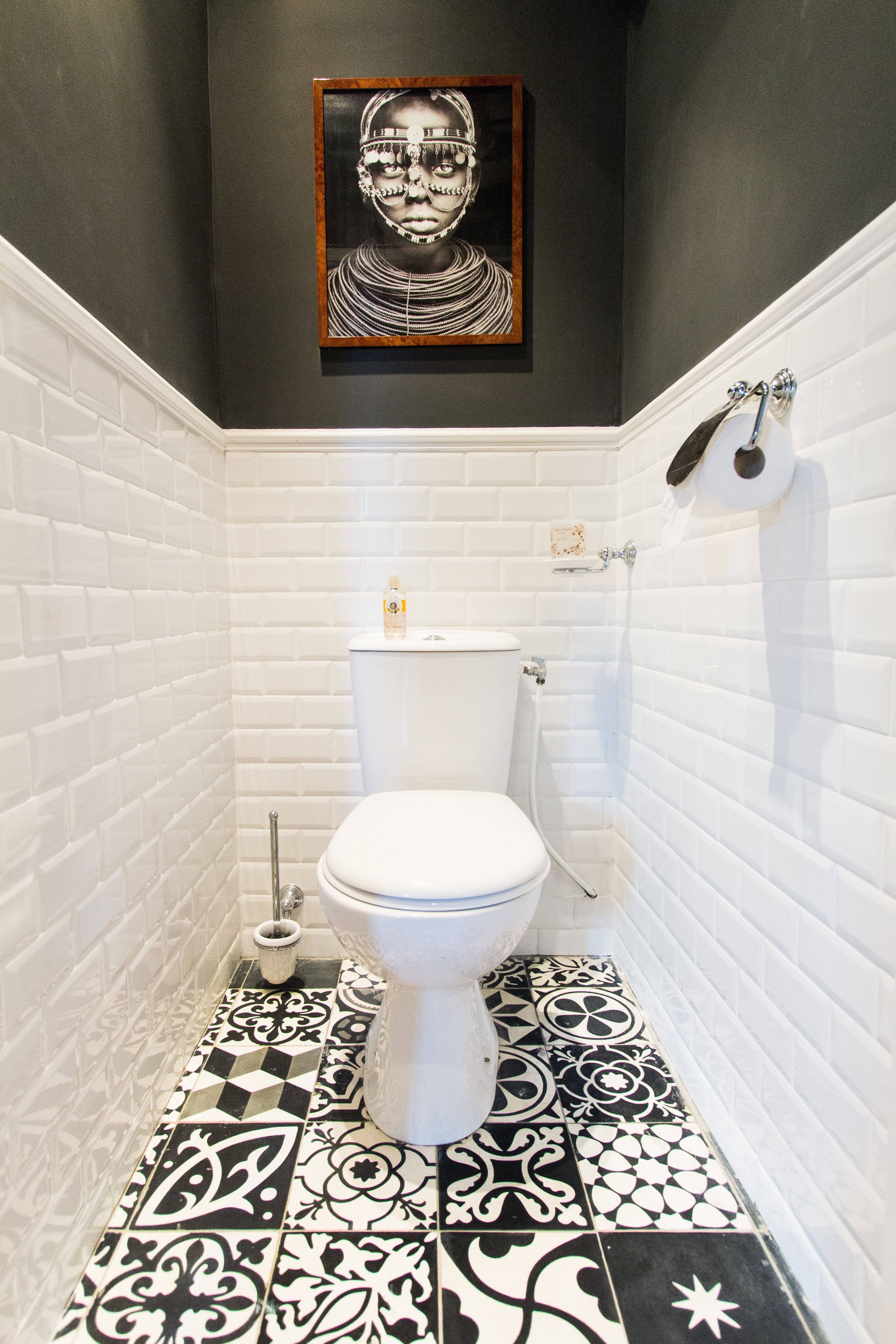 Дизайн маленького туалета (89 фото): ремонт санузла небольшого размера в квартире, современные идеи оформления интерьера 2020