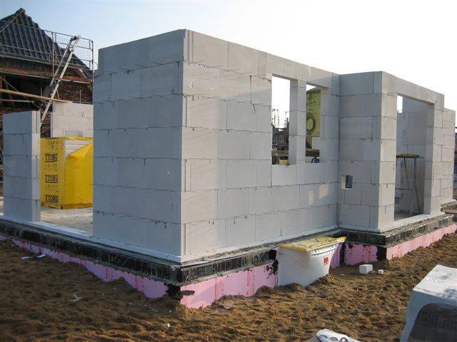 Строительство дома из пеноблоков (газоблоков): технология и нюансы по основным этапам