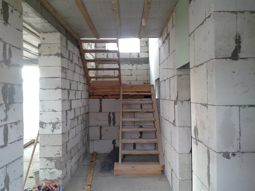 Внутренняя отделка дома из газобетона: использование различных материалов для обработки стен внутри помещения