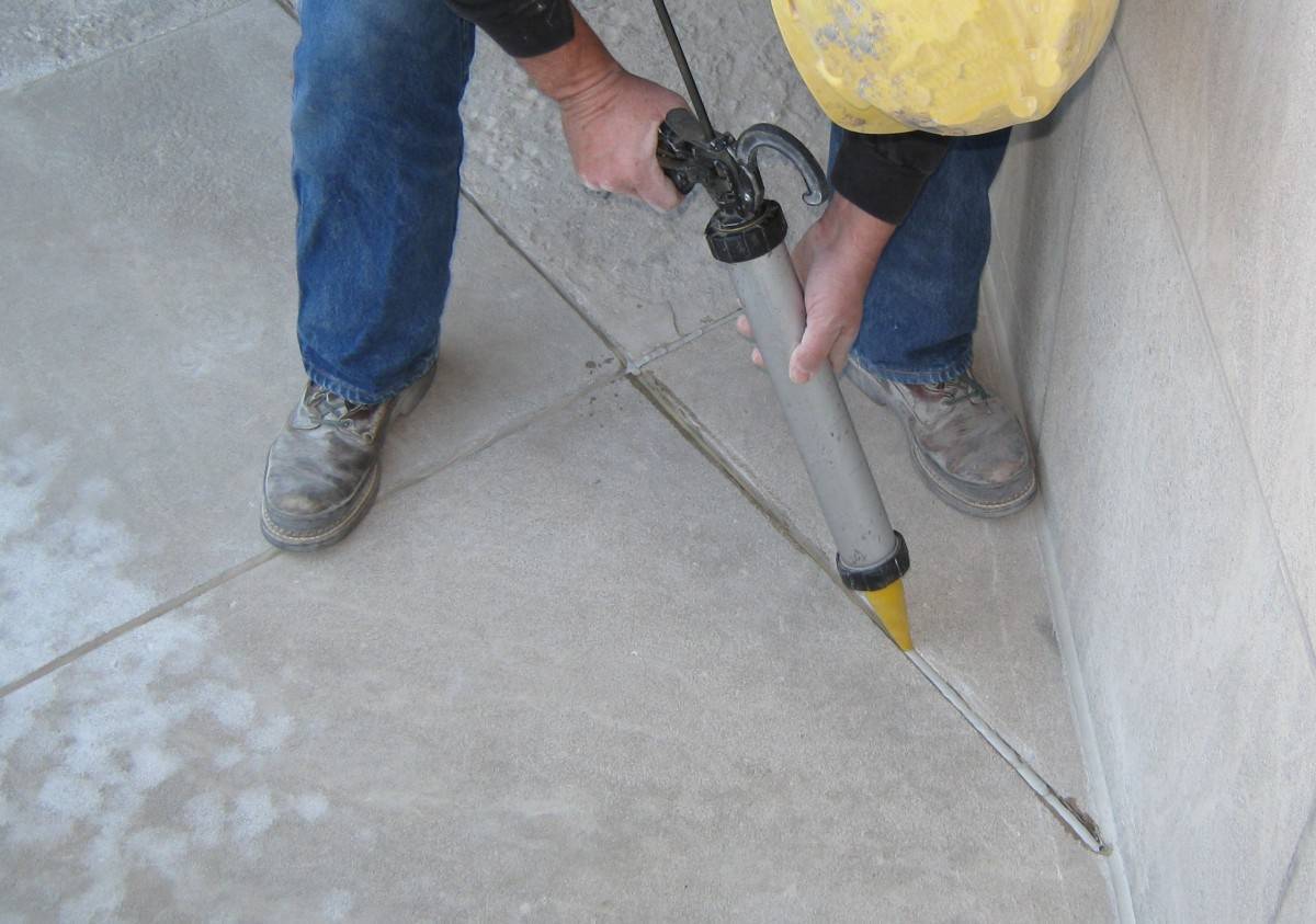 Герметик для бетона: применение для заделки деформационных швов, шовный герметик для бетонных полов, ремонт и герметизация септика изнутри