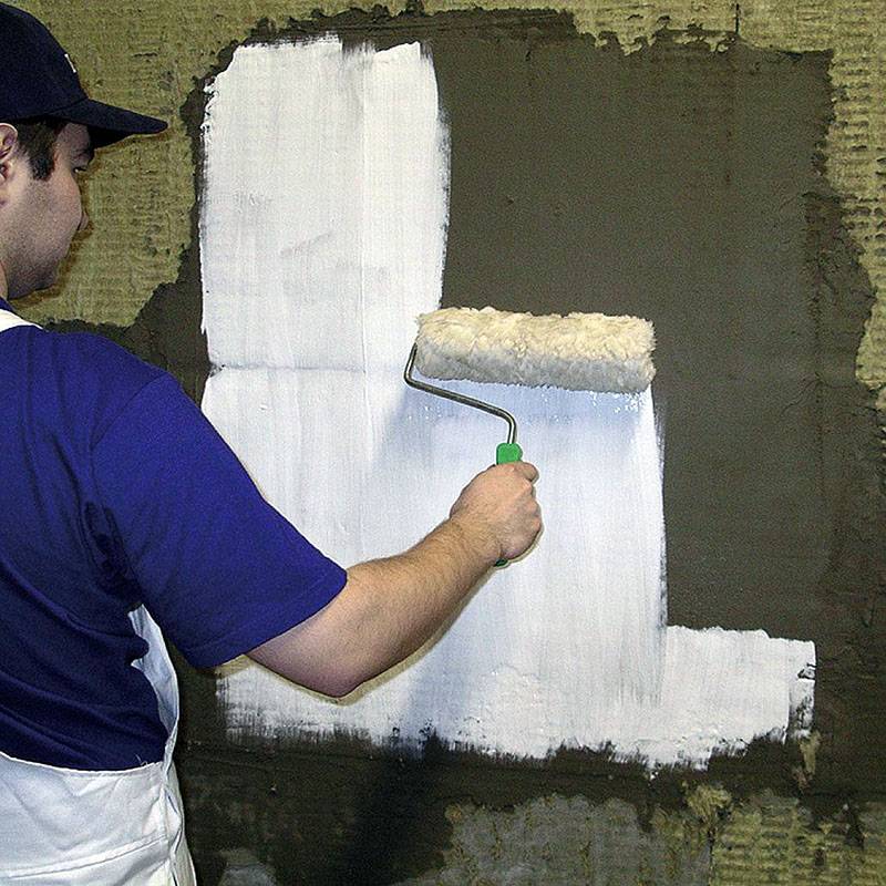Нужно ли грунтовать стены перед покраской водоэмульсионной краской и как это сделать?