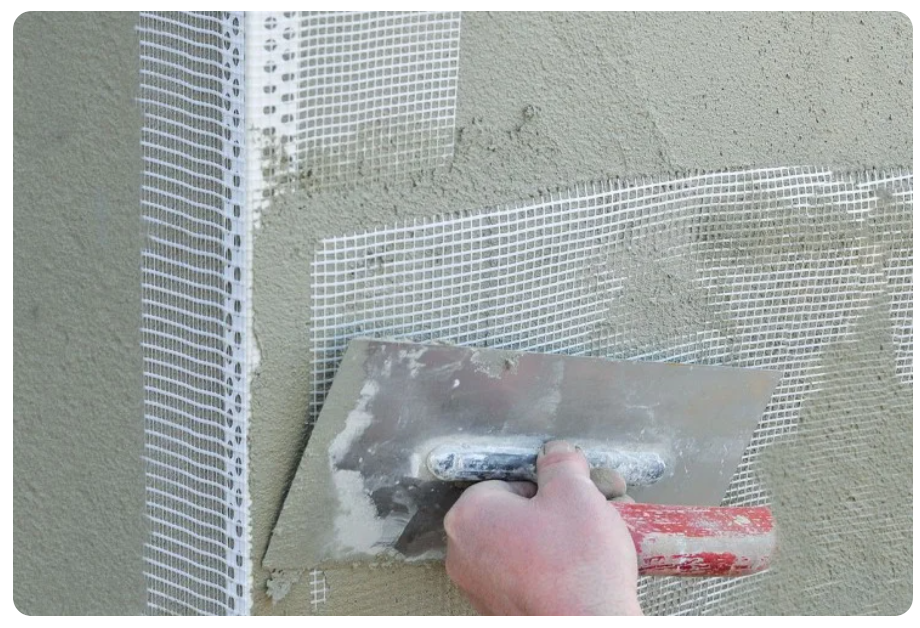 Можно штукатурить плиточным клеем. Оштукатуривание стены с армирующей стеклосеткой. Оштукатуривание наружных стен сеткой армирующей. Армирующая сетка для штукатурки. Сетка для шпаклевки стен.