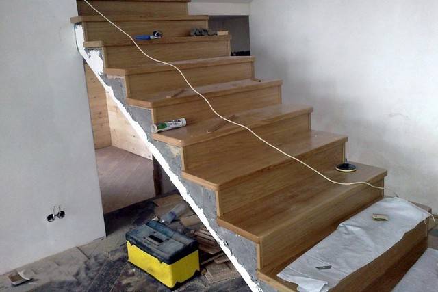 Как отделать бетонную лестницу деревом своими руками — технология монтажа