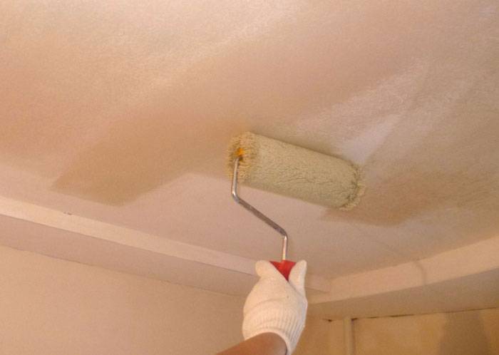 Нужно ли перед покраской грунтовать потолок - данный вопрос волнует многих людей. разбираемся подробно с грунтовкой потолка