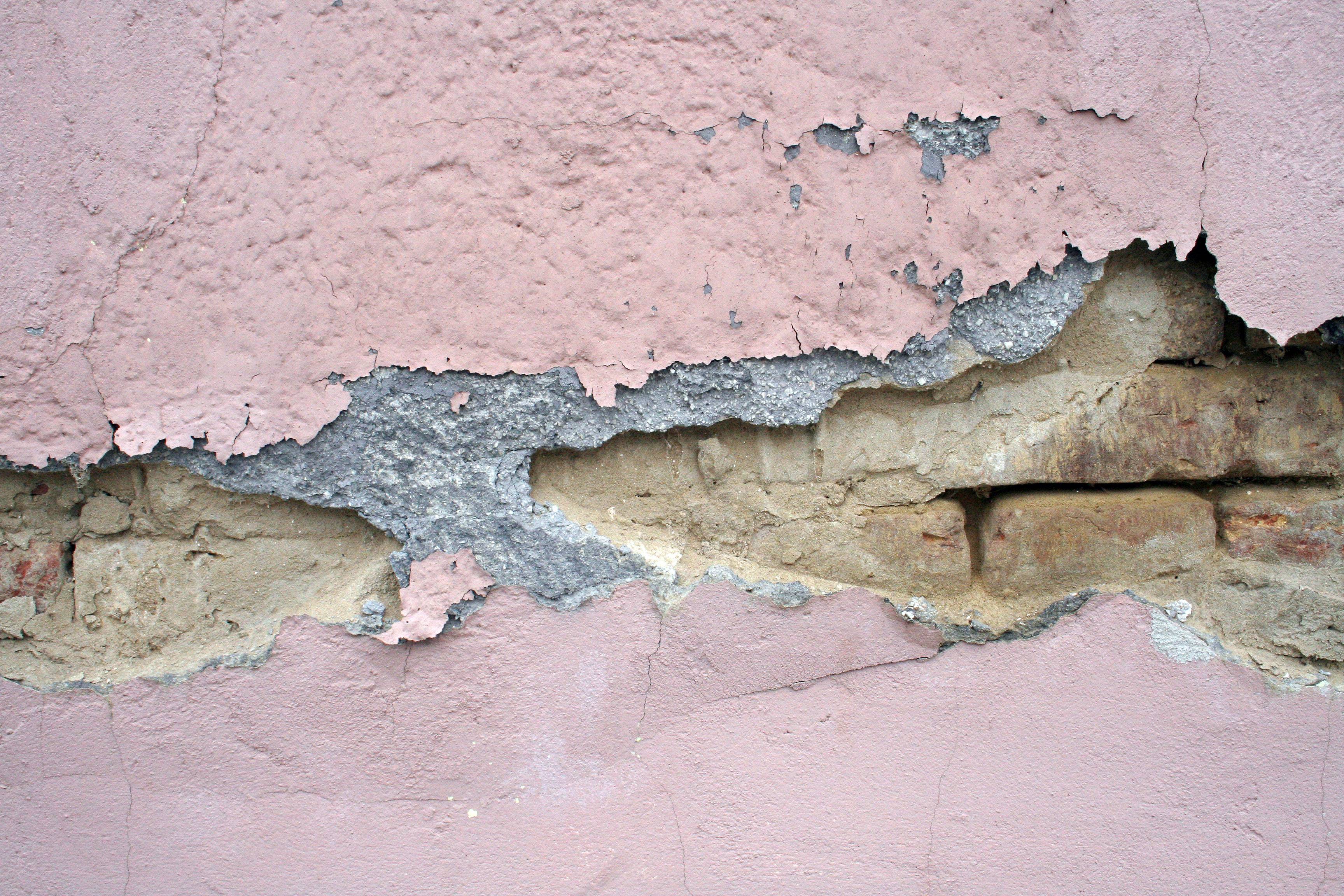 Трескается штукатурка: как заделать дыры и щели на стене и потолке?