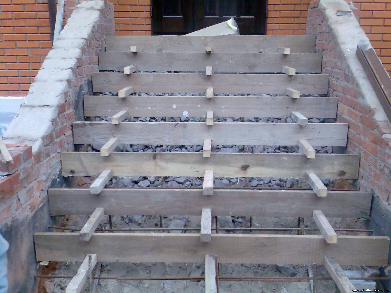 Как сделать ступеньки бетонные на крыльце? этапы строительства +видео