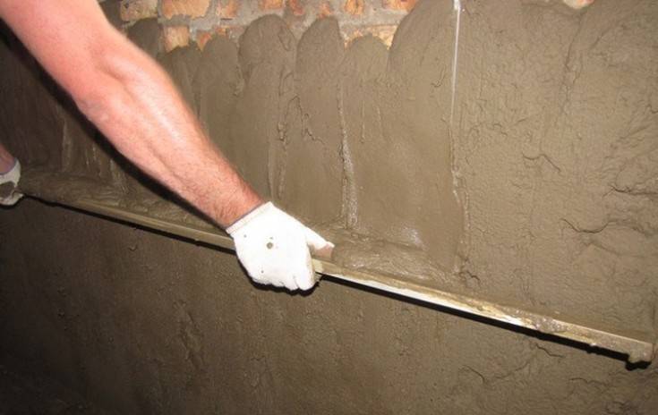 Как работать правилом при оштукатуривании стен