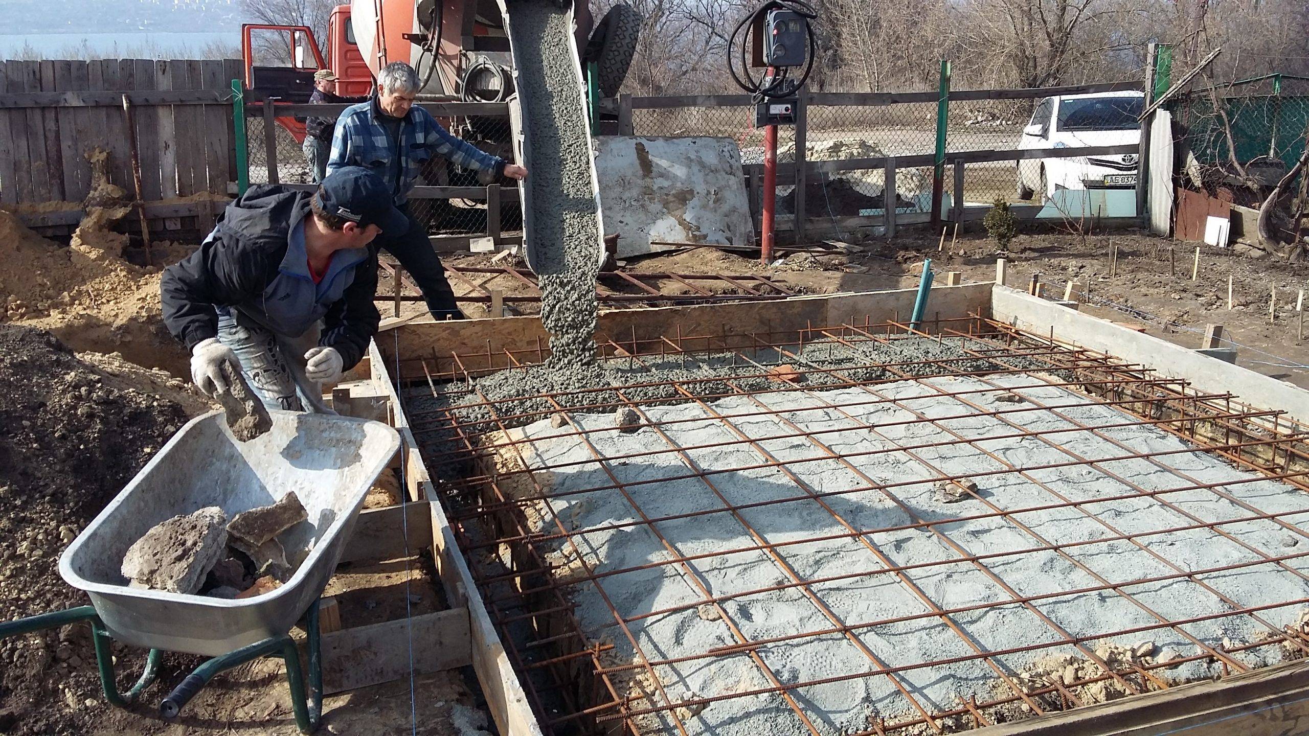 Стоимость заливки и укладки бетона с армированием и опалубкой: от чего зависит цена работ