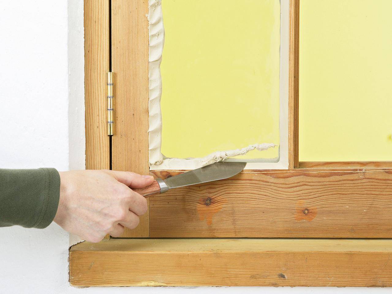Как утеплить деревянные окна на зиму своими руками в квартире изнутри и снаружи - чем лучше +видео