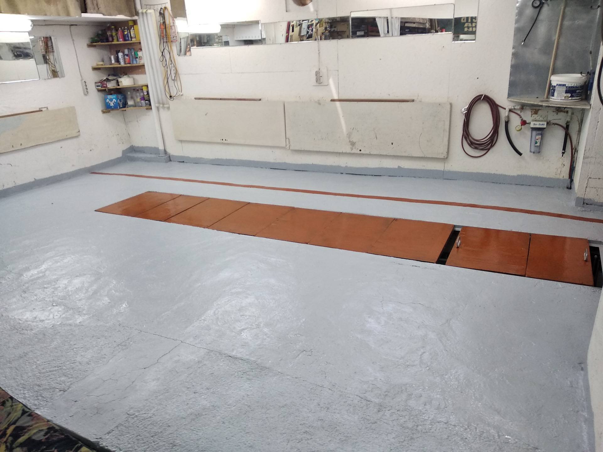 Чем лушче покрасить бетонный пол в гараже?