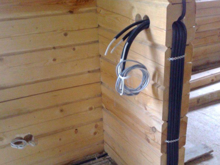 Ввод электричества в деревянный дом – монтаж и прокладка электропроводки