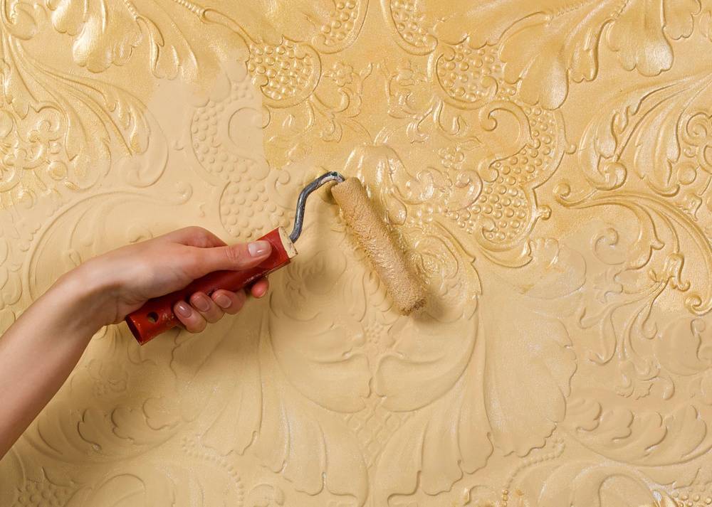 Как покрасить декоративную штукатурку своими руками – нужно ли красить короед