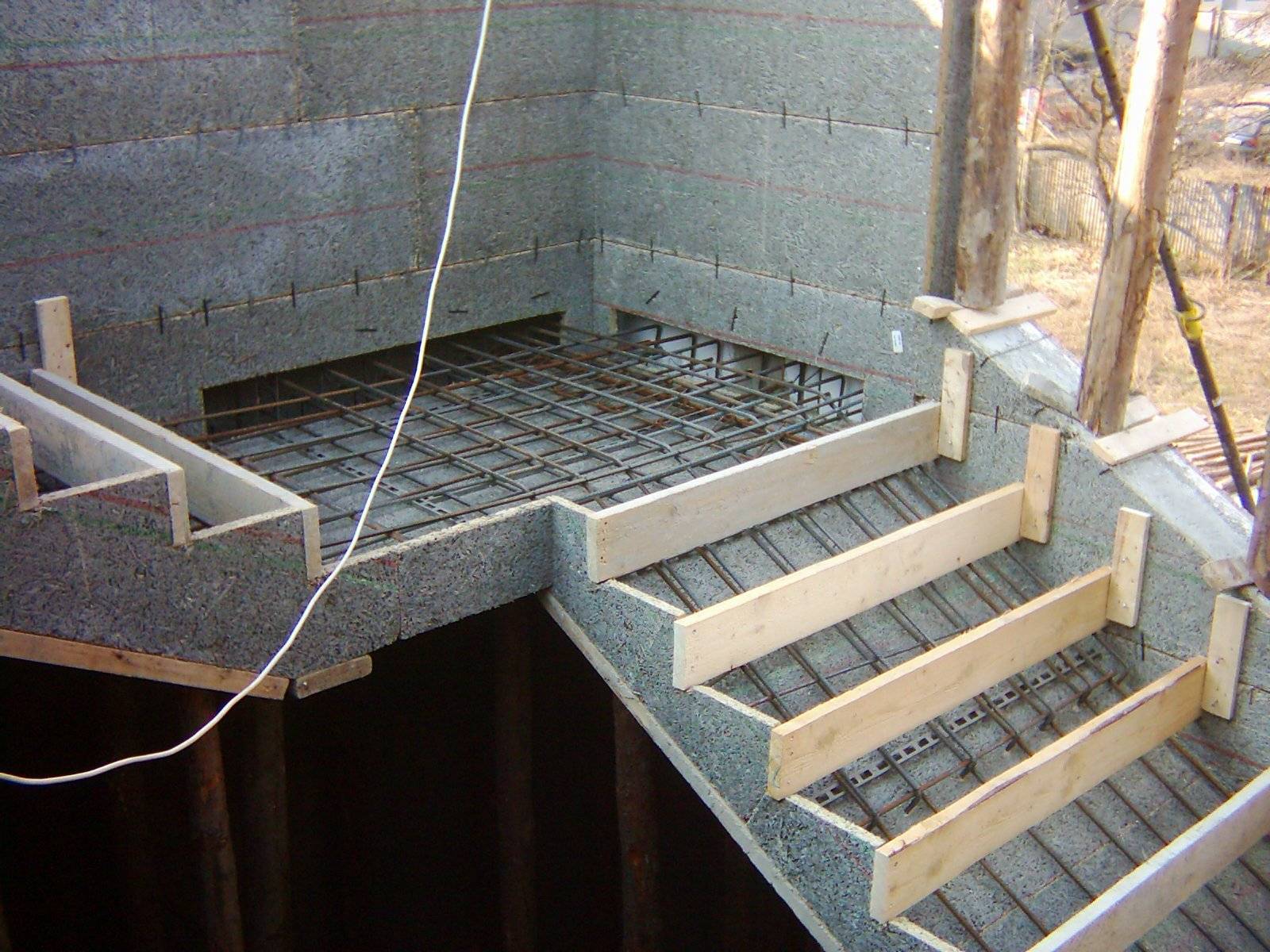 Опалубка для лестницы из бетона своими руками — виды и особенности