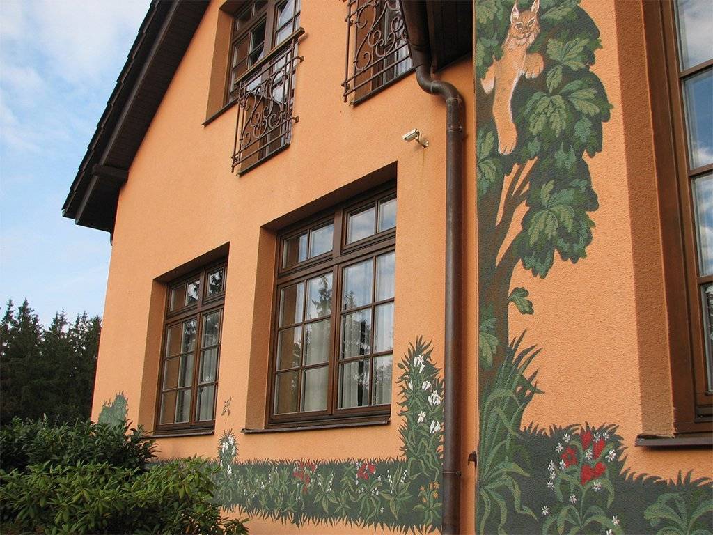 Покраска фасада дома по штукатурке: выбор краски и технология