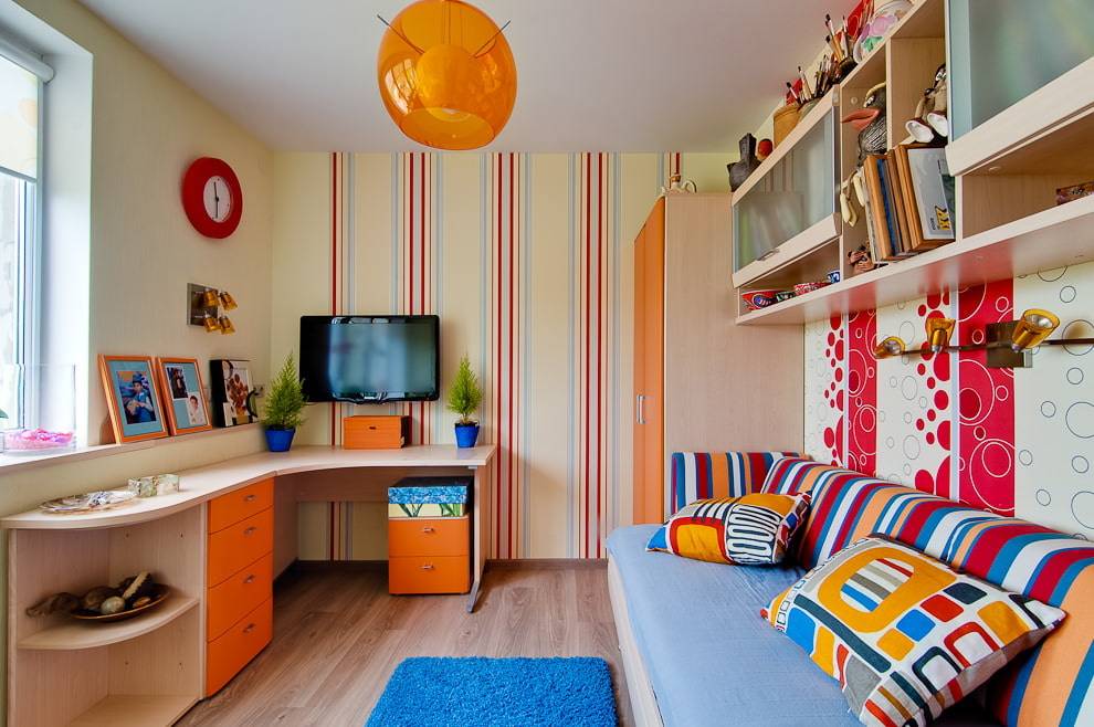 Интерьер маленькой детской комнаты для мальчика и девочки