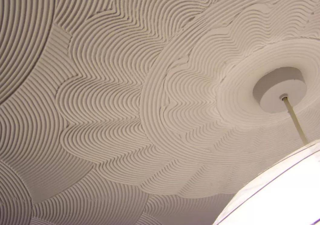 Декоративная штукатурка на потолке — как она смотрится?