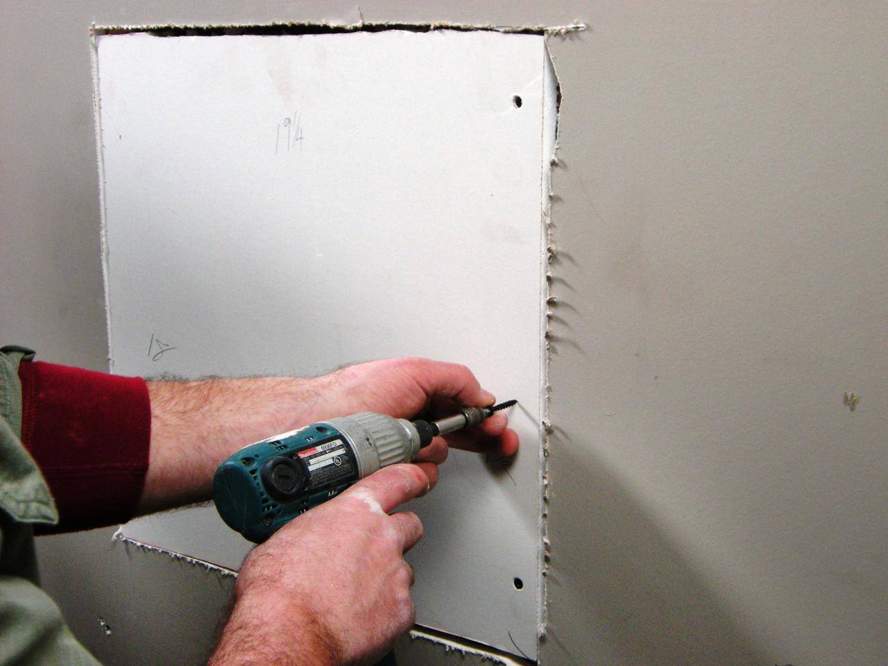 Ремонт потолка из гипсокартона: как заделать дырку, устранить трещины и исправить провис своими руками