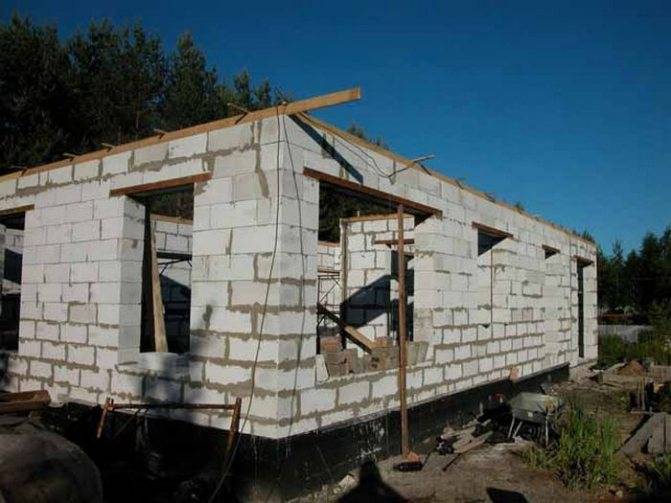 Дом из пеноблоков: плюсы и минусы, пошаговая инструкция от фундамента до крыши