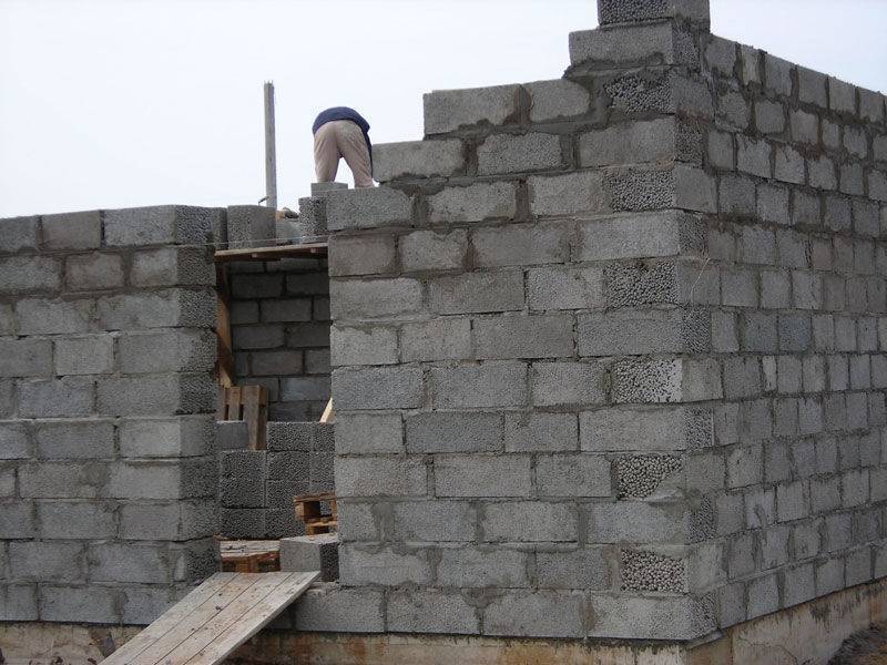 Как построить дом из шлакоблока своими руками. виды блоков, их наполнители и вяжущие элементы. этапы возведения стен из блоков