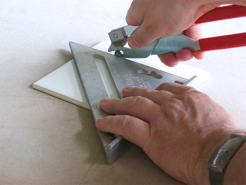 Как правильно резать плитку в домашних условиях своими руками: чем лучше отрезать, резка напольного кафеля плиткорезом и болгаркой