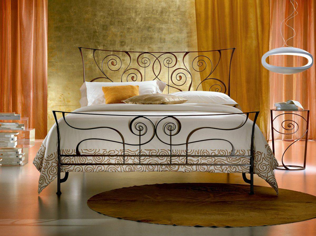 Кованые кровати детские в интерьере спальни, двуспальные кровати с кованой спинкой в комнате