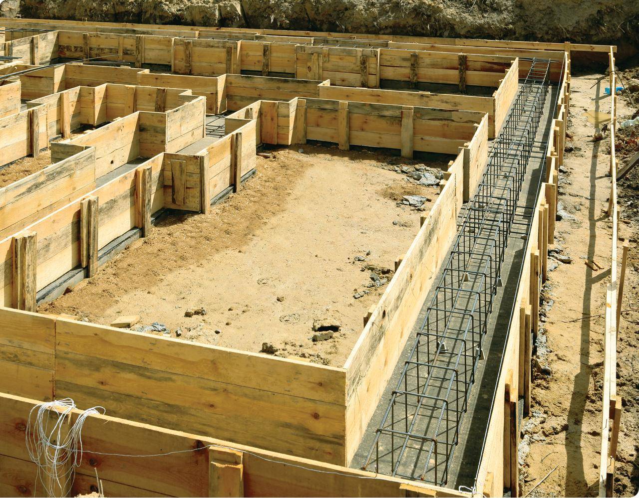 Сколько надо бетона на фундамент дома — ленточный, монолитный, столбчатый.