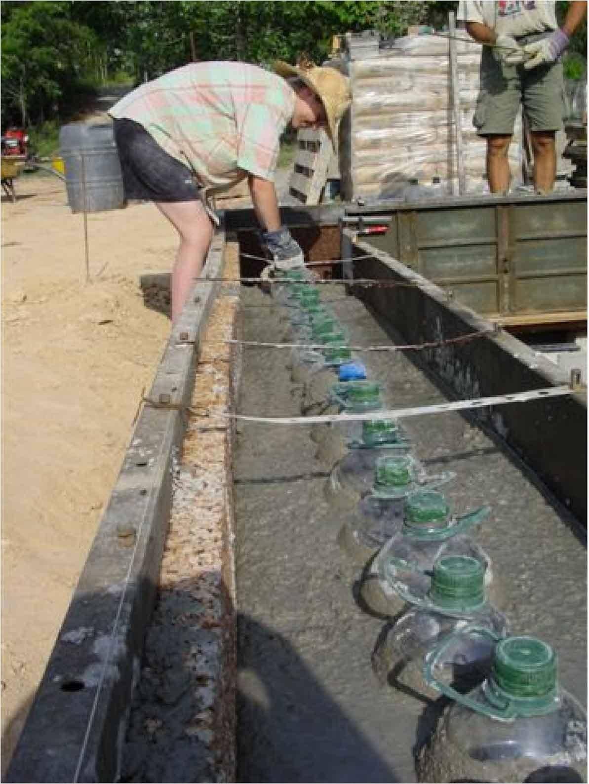 Строительство из стеклянных бутылок: как сделать из них забор, фундамент, стены, пол, либо изготовить баню или другую постройку своими руками