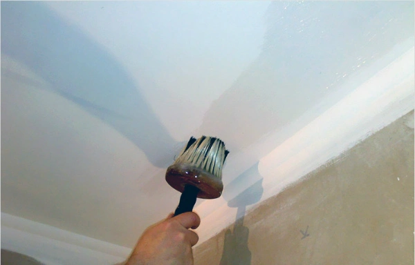 Грунтование потолка перед окрашиванием водоэмульсионной краской