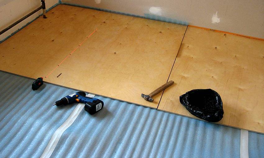 Подложка под линолеум на бетонный пол: нужна ли она, что стелить?