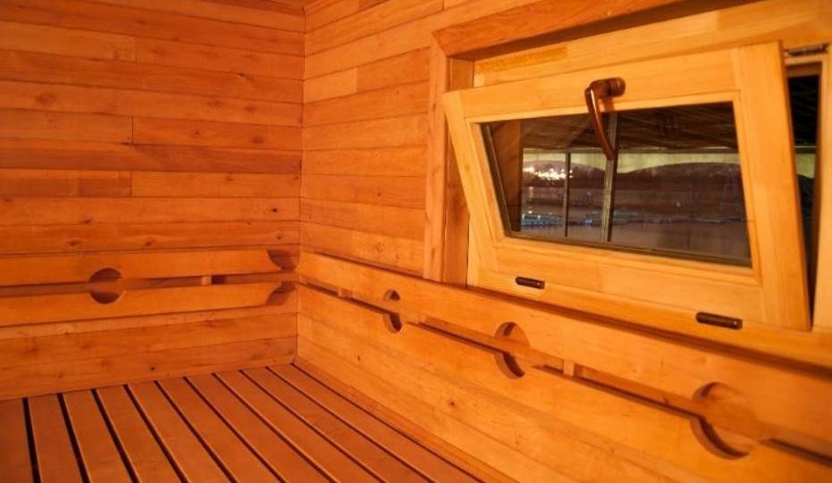 Установка деревянных окон в бане