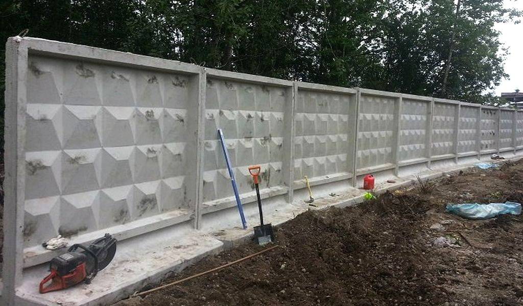 Забор из бетонных панелей - что это такое и как выбрать