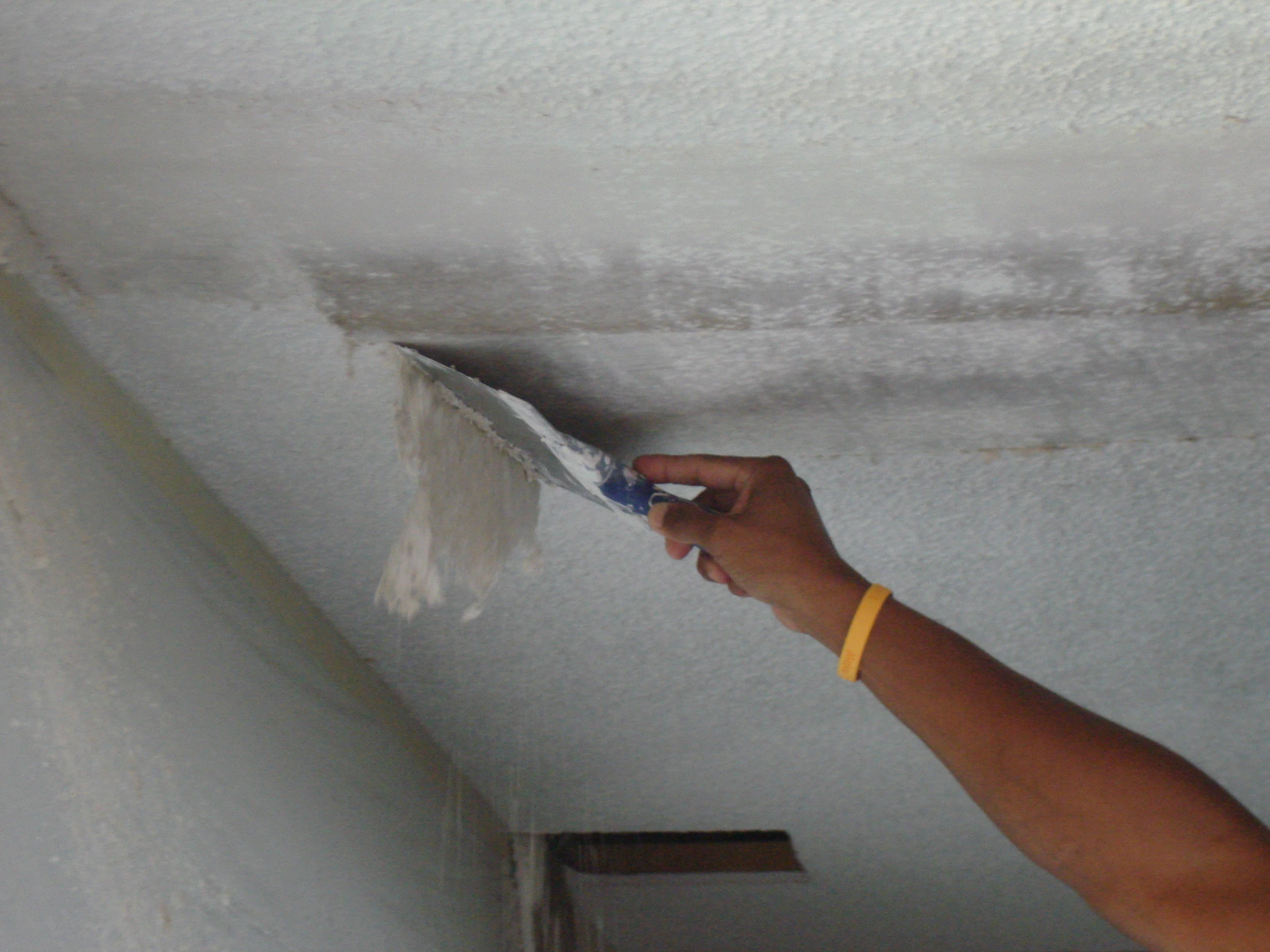 Как грунтовать потолок своими руками, сколько сохнет поверхность, фото +видео инструкции