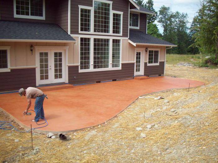 Особенности резиновой краски по бетону для наружных работ