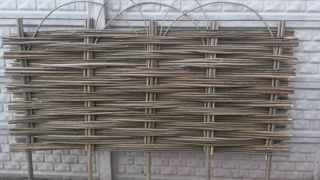 Как сделать плетеный забор