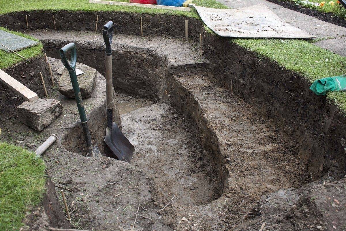 Как правильно выкопать пруд на участке